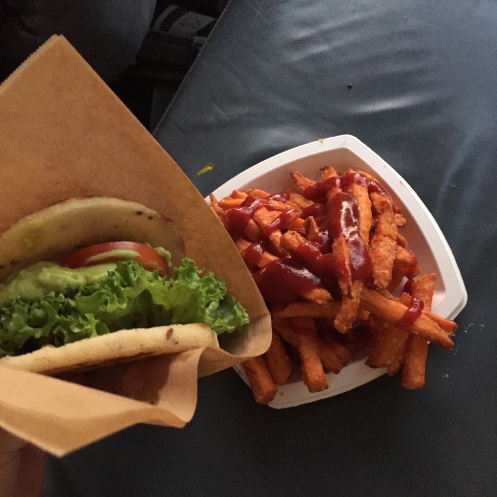 Veggie burger with cornmeal bun, avocado spread, tomato, lettuce & sweet potato fries - Papirøen (Paper Island)