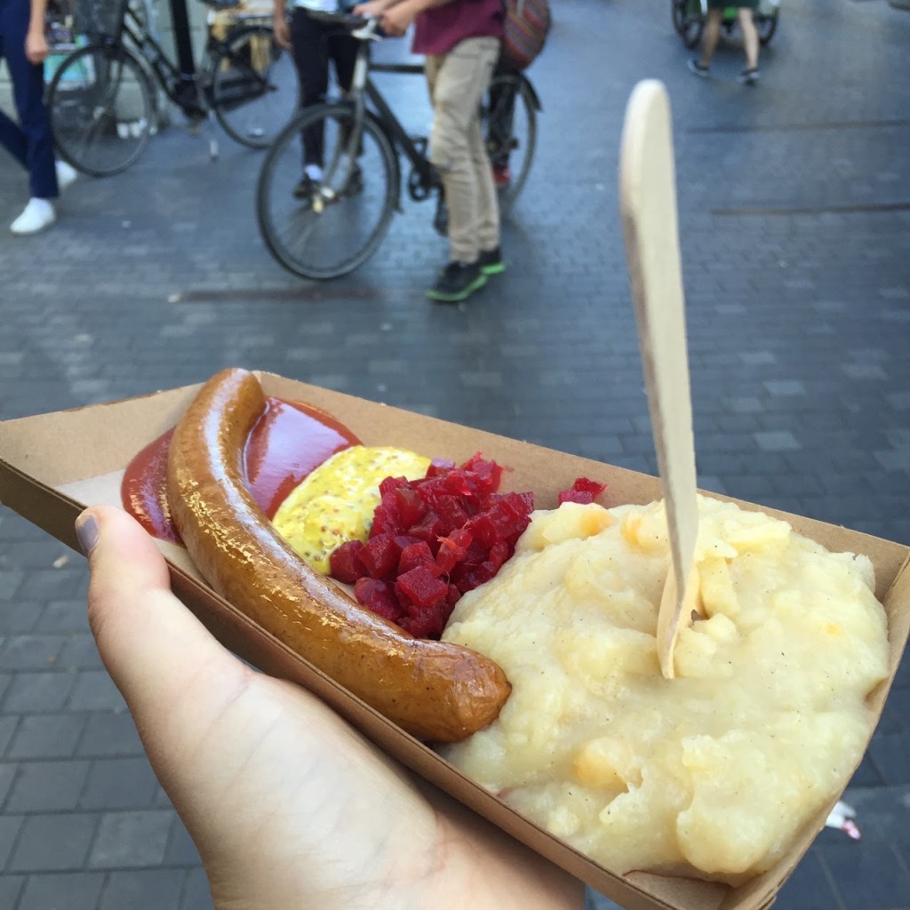 Sausage with mashed roots and beets - Sausage Cart